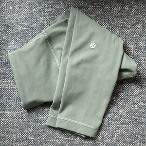 Lululemon Wunder Train - Size 4